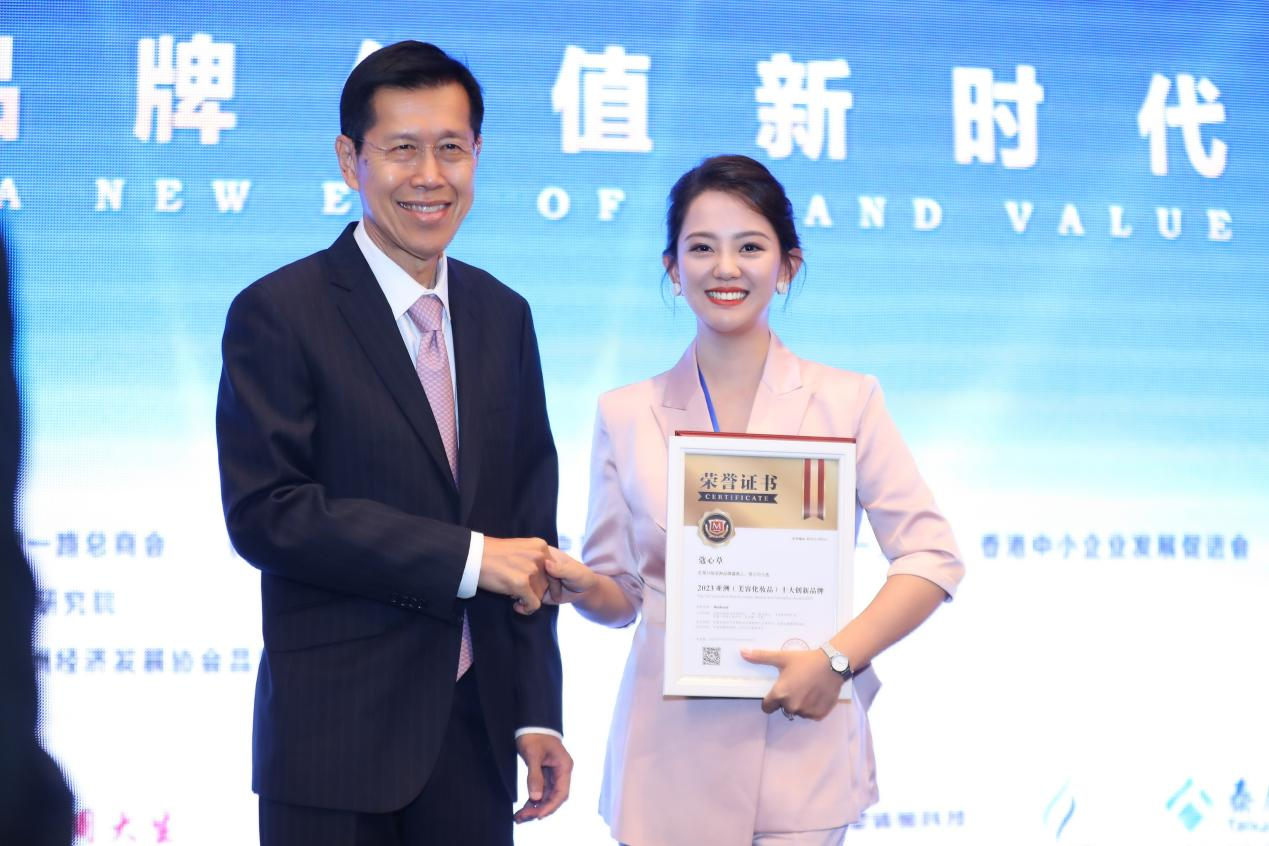 获得行业奖项，团队成员在颁奖典礼上合影