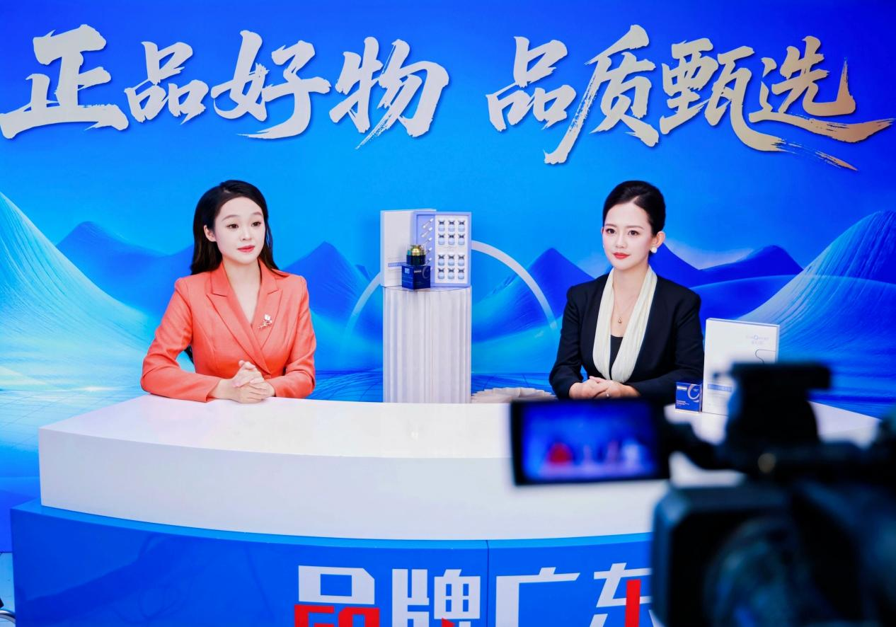 十周年庆典现场，灯光璀璨，气氛热烈