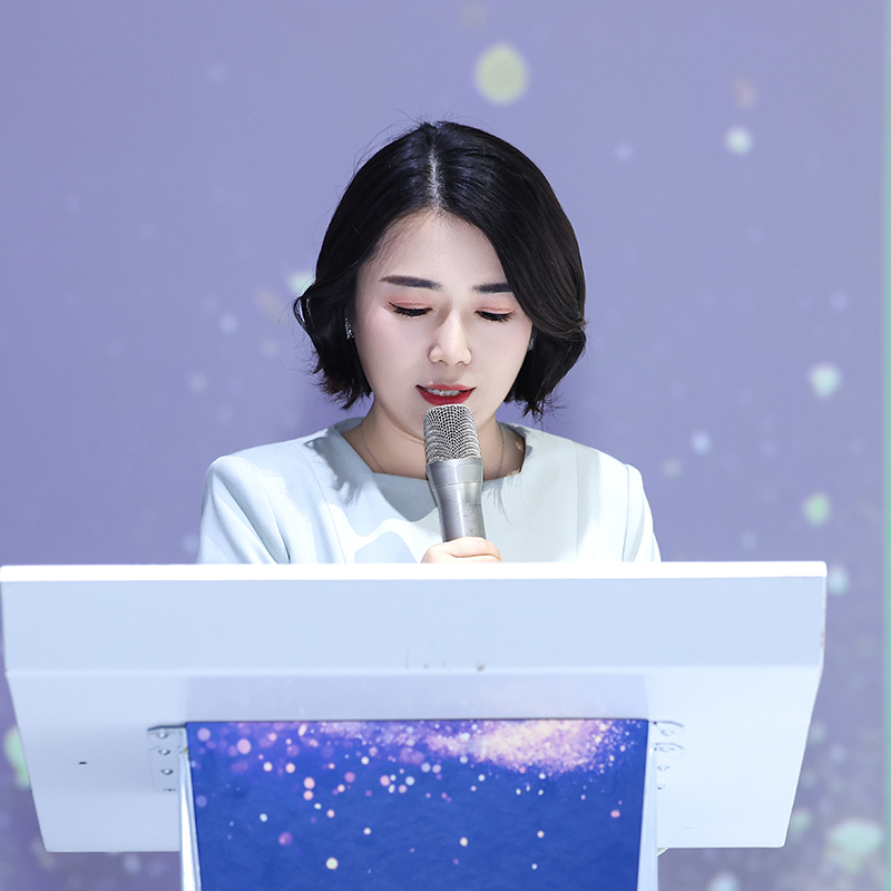 王老师照片，公益主创人，亲切形象