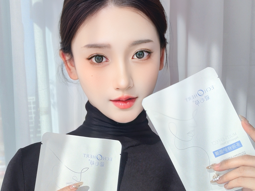 年轻女性用户照片，微笑表情，生活场景