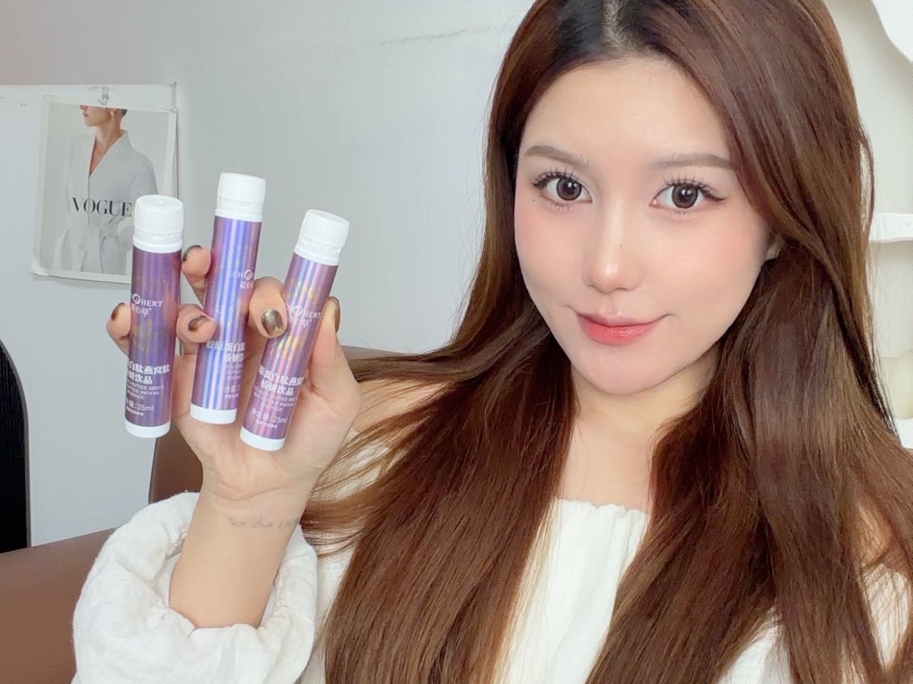 中年女性用户照片，优雅风格，室内场景