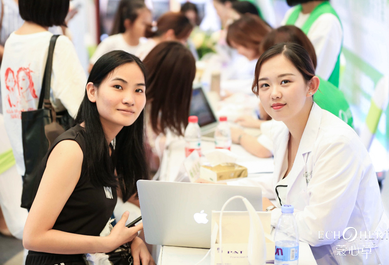 技术团队讨论创新方案，白板上写满了代码